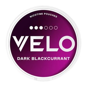 VELO Dark Blackcurrant All White Snus 3/6 Dose mit violettem Johannisbeer-Design, tabakfreie Nicotine Pouches im Slim-Format von BAT auf hellem Hintergrund.