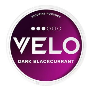 VELO Dark Blackcurrant All White Snus lattina 3/6 con un design viola a tema ribes nero, bustine di nicotina senza tabacco in formato slim di BAT su sfondo chiaro.